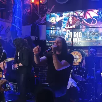 El italiano alegrando las noches caleñas con metal y rock and roll.