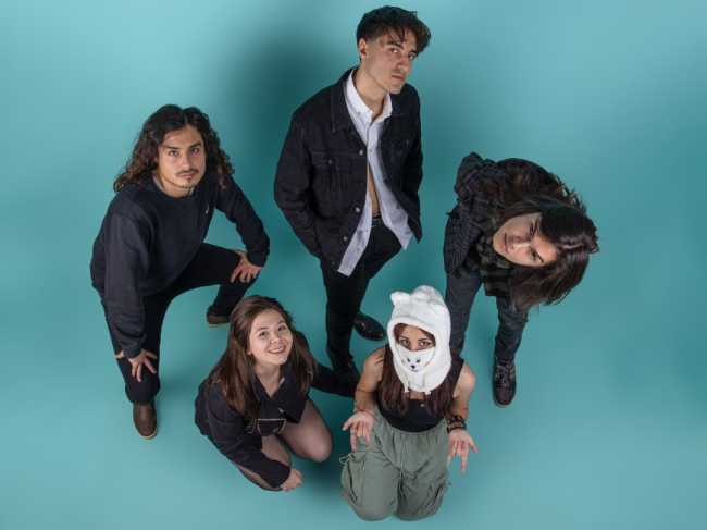 Travesía Indómita estrena "Santiago": Una canción de melancolía urbana