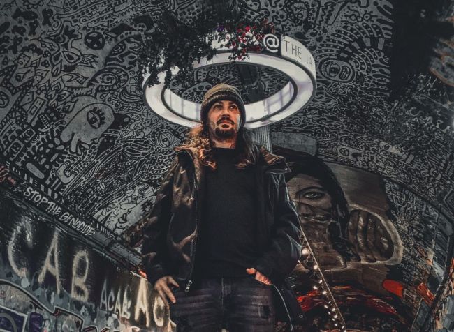 Illegal Mind desafía al algoritmo en su nuevo sencillo “No Test No Voice”