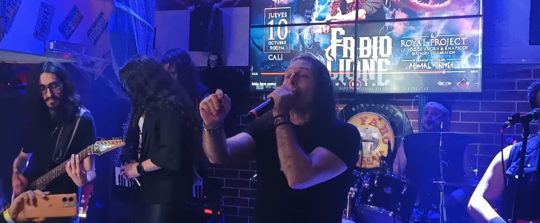 El italiano alegrando las noches caleñas con metal y rock and roll.